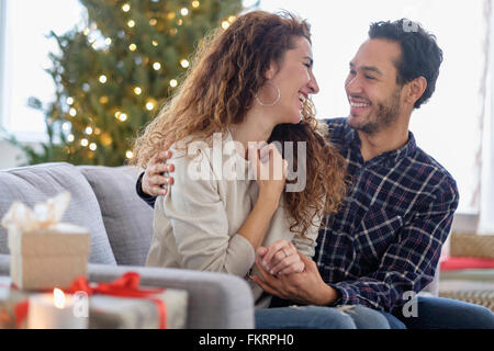 Paar umarmt auf sofa Stockfoto
