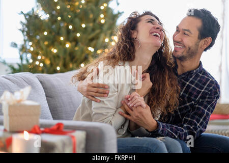 Paar umarmt auf sofa Stockfoto