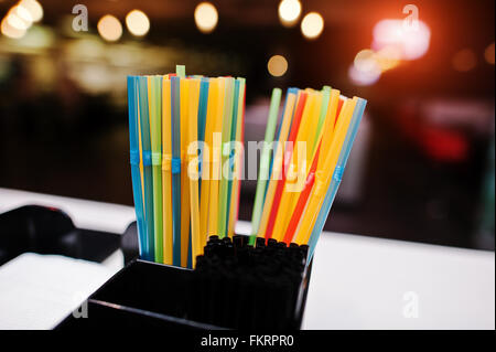 Farbe an der Bar Trinkhalme Stockfoto