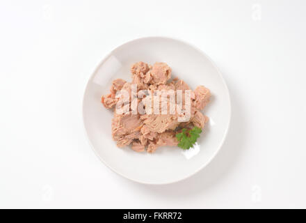 Teller mit Thunfisch Stücke auf weißem Hintergrund Stockfoto