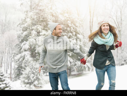 Paar halten Hände im Schnee Stockfoto