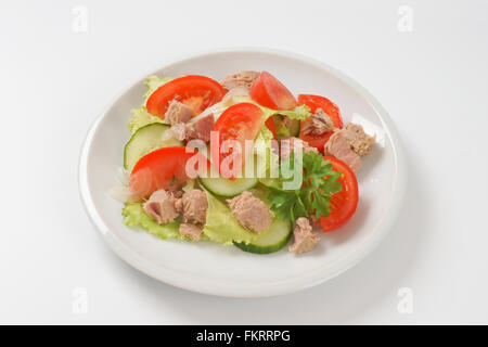 frischer Thunfisch Salatteller auf weißem Hintergrund Stockfoto