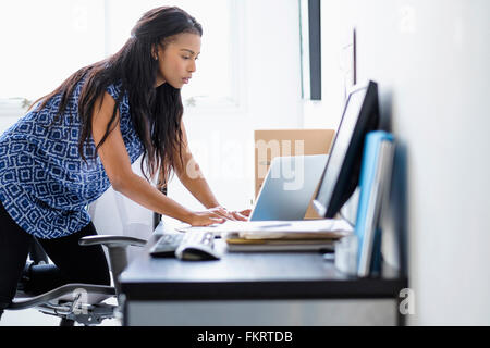 Gemischte Rassen Geschäftsfrau arbeiten im Büro Stockfoto
