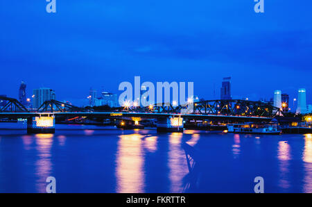 Verschwimmen Sie Bewegung, Nacht Landschaft Phra Phuttha blieb Brücke Bangkok Thailand, Memorial Bridge unscharf Stockfoto