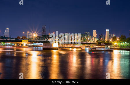 Verschwimmen Sie Bewegung, Nacht Landschaft Phra Phuttha blieb Brücke Bangkok Thailand, Memorial Bridge unscharf Stockfoto