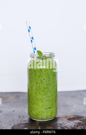 Grünen Smoothie in der Dose Stockfoto