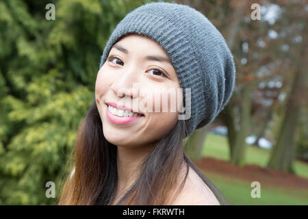 Japanische Frau tragen Mütze im freien Stockfoto