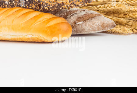 Komposition mit Brot und Brötchen, isoliert auf weiss Stockfoto