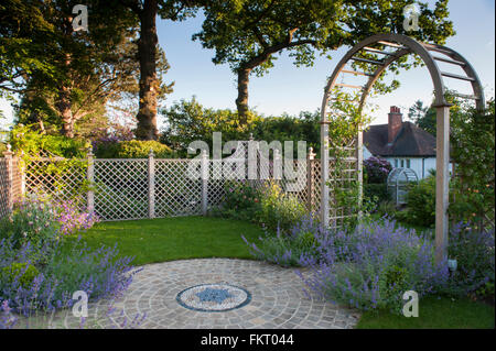 Pflanzen, Mosaik Artwork, rankgitter Bildschirm & Laube Torbogen im Sommer - schöne, traditionelle, Landschaftsgarten, gestaltete Garten - West Yorkshire, England, UK. Stockfoto