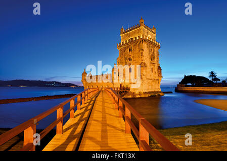 Portugal, Lissabon: Monumentale Turm von Belém bei Nacht Stockfoto