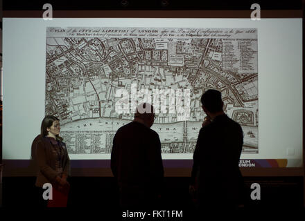 Museum of London, UK. 10. März 2016. Eine projizierte Karte zeigt das Ausmaß der Schäden, die durch den großen Brand von London im Jahre 1666. Das Feuer verbreitet über 436 Hektar 13.200 Häuser wurden zerstört und rund 80-100.000 Menschen obdachlos gemacht. Feuer! Feuer! -eine große Ausstellung anlässlich des 350. Jahrestages des Great Fire of London eröffnet 23. Juli 2016. Voraus-Medien-Vorschau bietet exklusiven Zugang zu einer Auswahl von nie zuvor gesehene Artefakte tragen die Narben des Feuers. Bildnachweis: Malcolm Park Leitartikel/Alamy Live-Nachrichten Stockfoto