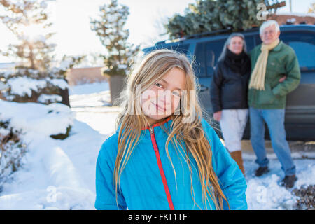 Kaukasische Mädchen lächelnd im Schnee Stockfoto