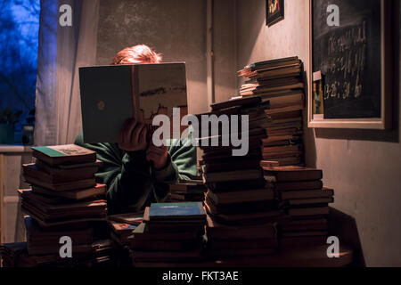 Kaukasischen Mann Stapel Bücher lesen Stockfoto