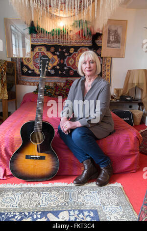 Kathy Etchingham, Freundin von Jimi Hendrix, die in der Wohnung mit ihm lebten in 1968 / 69, posiert auf dem Bett in der neu erstellten Raum Ausstellung Featuring: Kathy Etchingham Where: London, Vereinigtes Königreich bei: 8. Februar 2016 Stockfoto