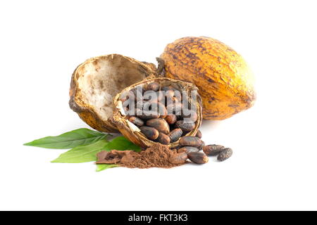 Kakaofrucht, Kakaobohnen, Kakaopulver auf weißem Hintergrund. Stockfoto
