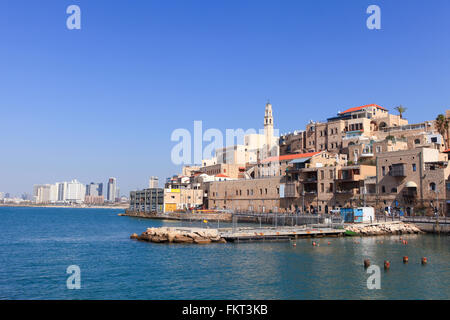 Alter Hafen von Jaffa mit Tel Avivs Skyline im Hintergrund Stockfoto