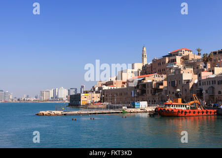 Alter Hafen von Jaffa mit Tel Avivs Skyline im Hintergrund Stockfoto