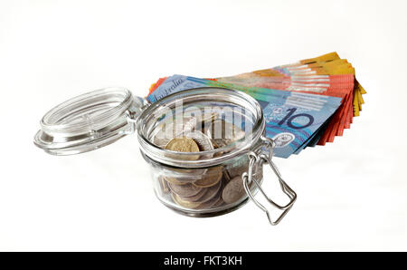 Australische Banknoten Verlegen hinter einem kleinen Glas, die Australischen Münzen, alle auf einem weißen Hintergrund gezeigt Stockfoto