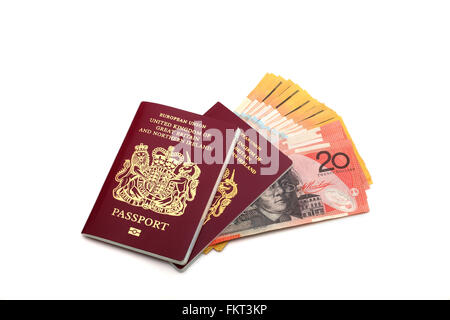 Zwei britische EU-Pässe, die Verlegung über zwanzig und fünfzig Dollar australische Banknoten Stockfoto
