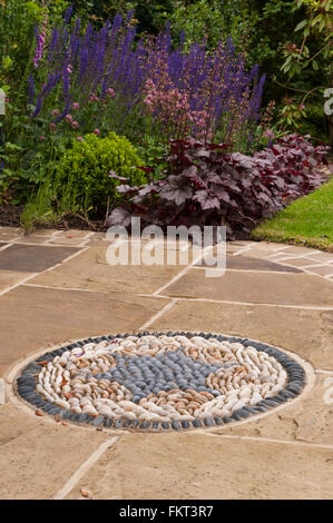 Mosaik-Kunst, Stein Pflasterung & Blütenpflanzen - traditionelle, gestaltete, gepflegten Garten, Burley in Wharfedale, West Yorkshire, England, im Sommer. Stockfoto