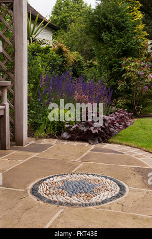 Mosaik-Kunst, Stein Pflasterung & Blütenpflanzen - traditionelle, gestaltete, gepflegten Garten, Burley in Wharfedale, West Yorkshire, England, im Sommer. Stockfoto