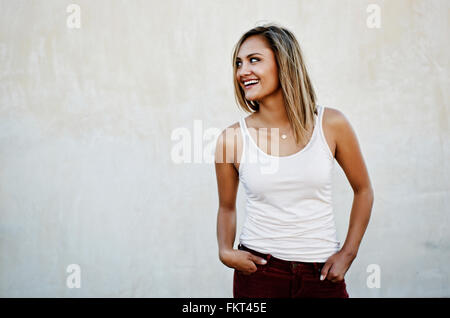 Gemischte Rassen Frau lächelnd im freien Stockfoto