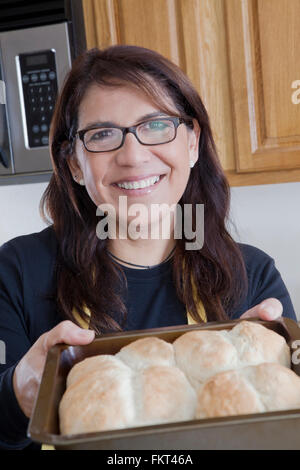Hispanic Frau Backen in Küche Stockfoto