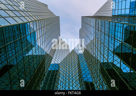 Niedrigen Winkel Blick auf moderne Hochhaus Stockfoto