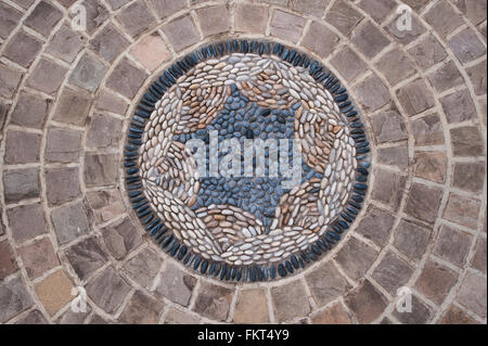 Farbige Stein Bänder um einen kreisförmigen Pebble Mosaik Kunstwerk (Nahaufnahme) - entworfen, gepflegten Garten, Burley in Wharfedale, West Yorkshire, England. Stockfoto