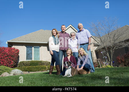 Kaukasische mehr-Generationen-Familie lächelnd in Hof Stockfoto