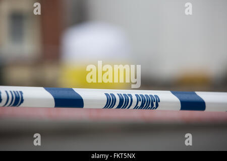 Band der Polizei am Tatort ein Straßenkriminalität in Kraft gesetzt, während der Untersuchung auf einer Londoner Straße Stockfoto