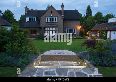 Kunst und Handwerk Haus in gestaltete, gepflegten, schönen, traditionellen Garten in der Dämmerung, im Sommer - Burley in Wharfedale, Yorkshire, England Stockfoto