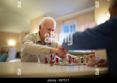 Ältere Männer spielen Schach Stockfoto