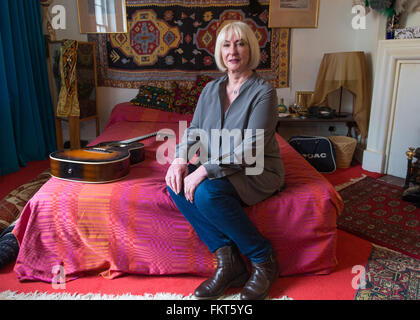 Kathy Etchingham, Freundin von Jimi Hendrix, die in der Wohnung mit ihm lebten in 1968 / 69, posiert auf dem Bett in der neu erstellten Raum Ausstellung Featuring: Kathy Etchingham Where: London, Vereinigtes Königreich bei: 8. Februar 2016 Stockfoto