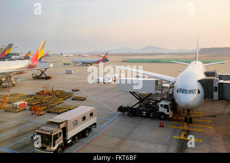 Flugzeuge und Gehwege am Flughafen Stockfoto