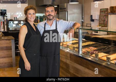 Kaukasische Unternehmer lächelnd in café Stockfoto