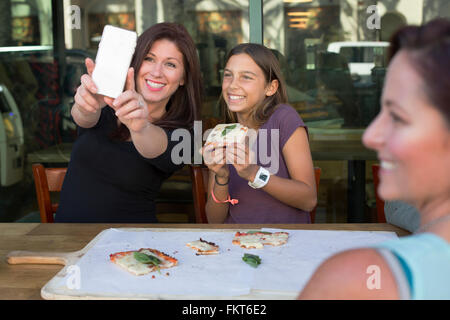 Mutter und Tochter nehmen Selfie im café Stockfoto