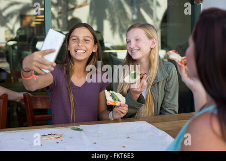 Mädchen, die Selfie in café Stockfoto