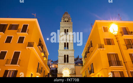 Glockenturm der Kathedrale Basilica von Gaeta in der Nacht, eines der beliebtesten touristischen Wahrzeichen Stockfoto