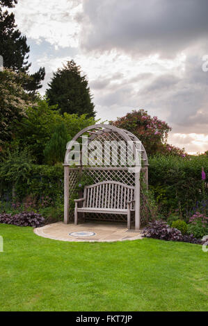 Holz- gitter Sitz Laube, Mosaik Kunst, Rasen & Sommer Grenze Pflanzen in schönen, traditionellen, gestaltet, angelegten Garten - West Yorkshire, England. Stockfoto