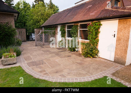 Garten vor kurzem entwickelt und landschaftlich, Burley in Wharfedale, West Yorkshire, England - dekorative ebnet und Einfassung auf der Garage-Terrasse. Stockfoto