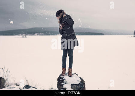 Kaukasischen Mädchens ausweichen Schneebälle Stockfoto