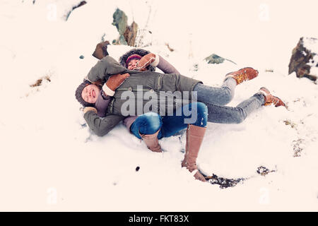 Kaukasische Mädchen im Teenageralter spielen im Schnee Stockfoto