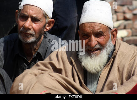 Srinagar, indische verabreicht Kaschmir. 10. März 2016. Verwandten der fehlenden kaschmirische Muslime nehmen an einem Sit-in Protest in Srinagar, die Sommerhauptstadt von Kaschmir, Vereinigung der Eltern verschwanden Personen (APDP) unter der Leitung von Parveena Ahanger, organisiert den Protest gegen die Landesregierung sucht den Verbleib von Tausenden von Menschen, die angeblich, in Haft verschwunden sind seit 1989 in Kaschmir ein separatistischer Aufstand ausbrach. Nach der APDP rund 8.000 Personen vermisst nach verhaftet, angeblich von indischen Credit Sicherheitskräften: Sofi Suhail/Alamy Live News Stockfoto