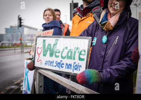 Mansfield, Nottinghamshire, UK. 10. März 2016. Tag2 des Ärzte-Streiks außerhalb des Königs Mühle Krankenhaus im Norden Nottinghamshire, Bestandteil der Sherwood Forest-Stiftung. Bildnachweis: Ian Francis/Alamy Live-Nachrichten Stockfoto