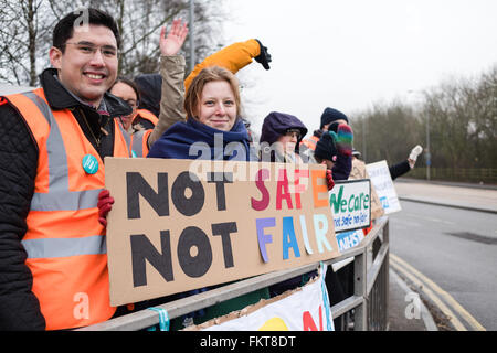 Mansfield, Nottinghamshire, UK. 10. März 2016. Tag2 des Ärzte-Streiks außerhalb des Königs Mühle Krankenhaus im Norden Nottinghamshire, Bestandteil der Sherwood Forest-Stiftung. Bildnachweis: Ian Francis/Alamy Live-Nachrichten Stockfoto