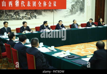 Peking, China. 10. März 2016. Zhang Dejiang (4. R, zurück), Vorsitzender der ständigen Ausschuss von Chinas nationale Menschen des Kongresses (NPC), schließt sich eine Gruppe Beratung von Abgeordneten aus der Provinz Shanxi in der jährlichen Sitzung des NPC in Peking, Hauptstadt von China, 10. März 2016. © Ding Haitao/Xinhua/Alamy Live-Nachrichten Stockfoto