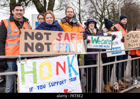 Mansfield, Nottinghamshire, UK. 10. März 2016. Tag2 des Ärzte-Streiks außerhalb des Königs Mühle Krankenhaus im Norden Nottinghamshire, Bestandteil der Sherwood Forest-Stiftung. Bildnachweis: Ian Francis/Alamy Live-Nachrichten Stockfoto