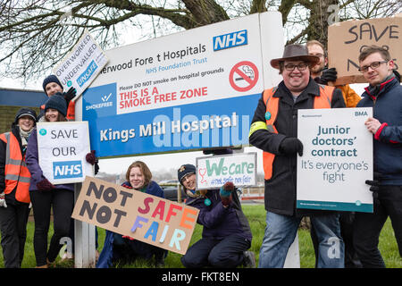 Mansfield, Nottinghamshire, UK:10th März 2016 Tag 2 des Ärzte-Streiks außerhalb des Königs Mühle Krankenhaus im Norden Nottinghamshire, Bestandteil der Sherwood Wald Stiftung. Bildnachweis: Ian Francis/Alamy Live-Nachrichten Stockfoto