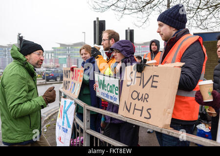 Mansfield, Nottinghamshire, UK. 10. März 2016. Tag2 des Ärzte-Streiks außerhalb des Königs Mühle Krankenhaus im Norden Nottinghamshire, Bestandteil der Sherwood Forest-Stiftung. Bildnachweis: Ian Francis/Alamy Live-Nachrichten Stockfoto